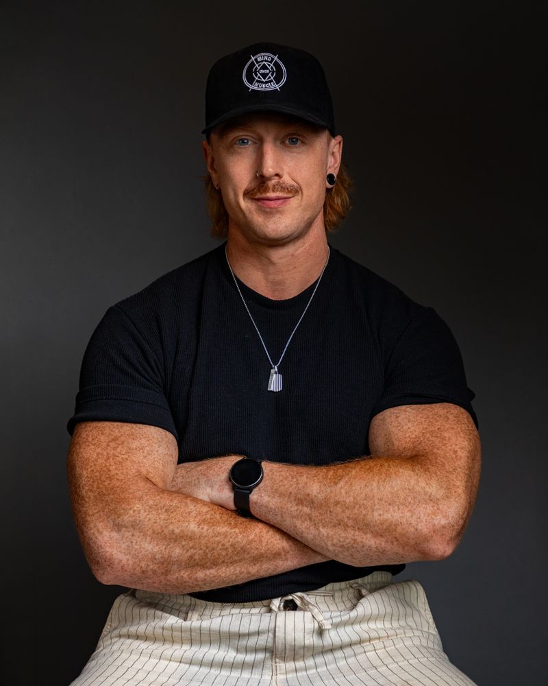 Vincent van Haren met over elkaar geslagen armen in een Mind Over Muscle-shirt