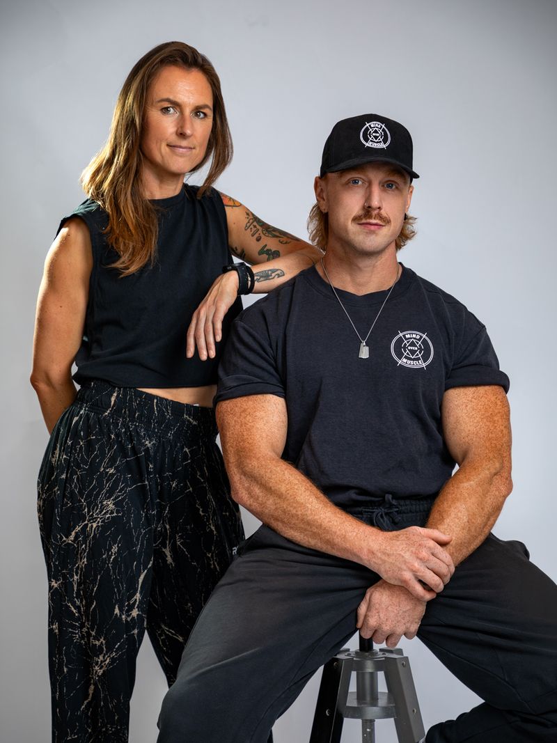Vincent van Haren, mindset coach bij Mind Over Muscle, gefotografeerd op een kruk in de studio in Utrecht